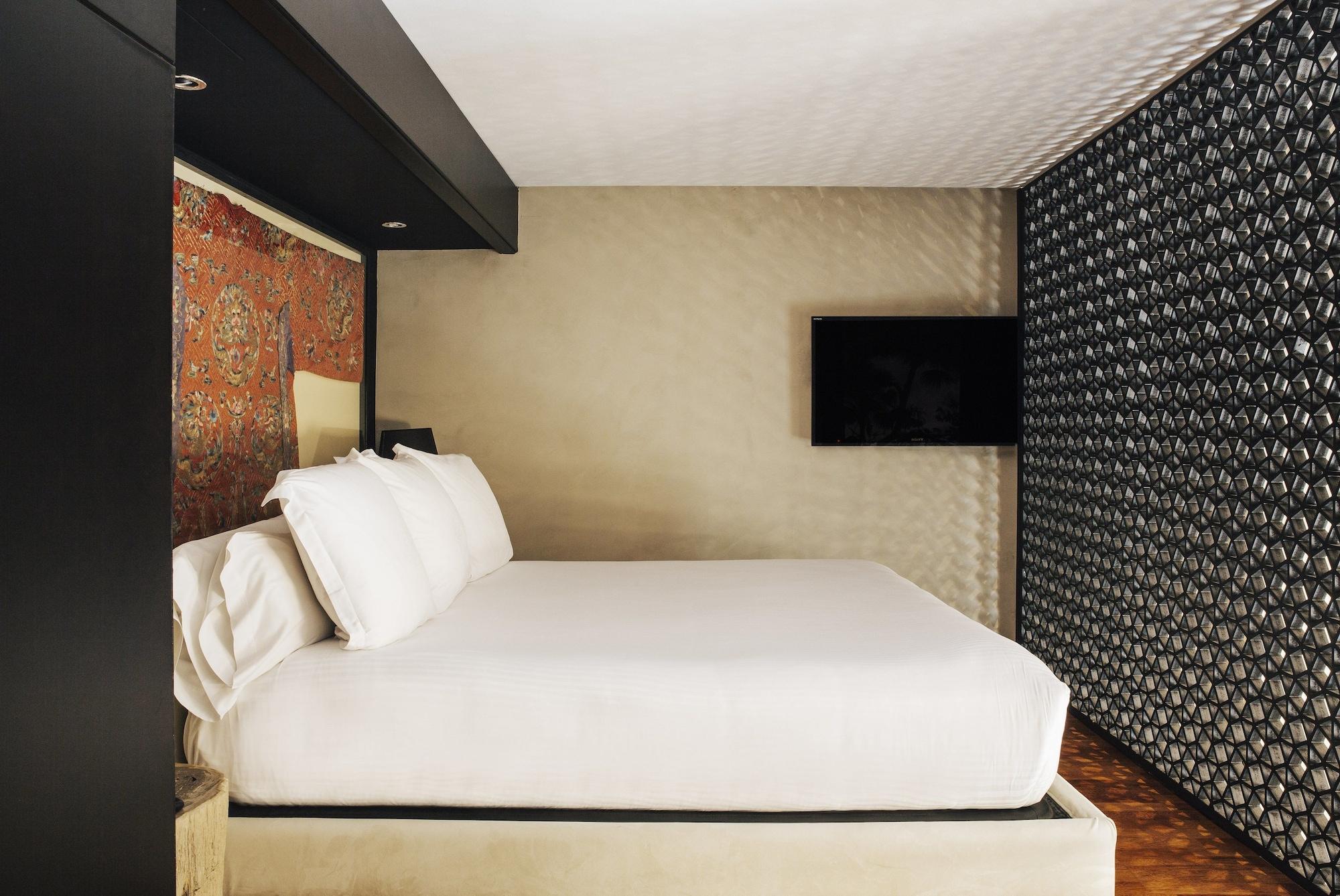 Claris & Gl, A Small Luxury Of The World Barcelone